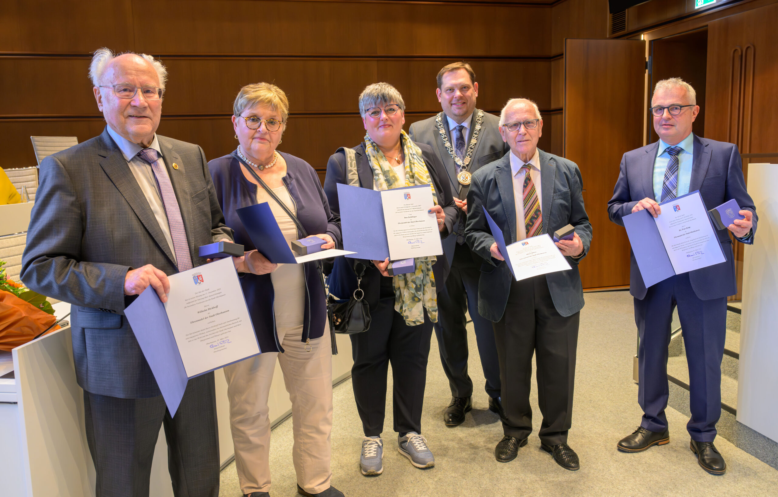 Rat würdigt Engagement für Oberhausen mit Ehrennadeln