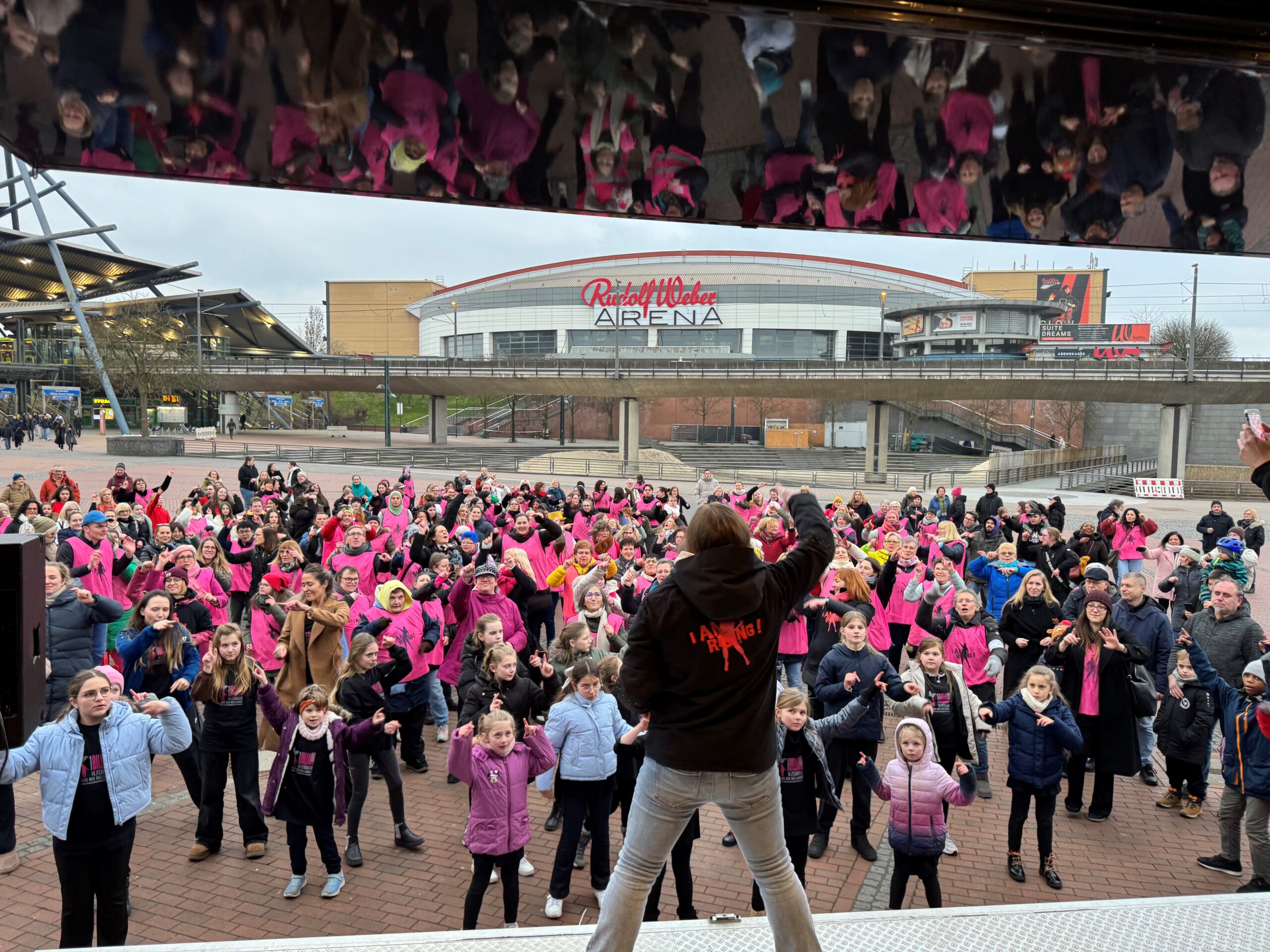 250 Menschen bei Tanzdemo am Westfield Centro